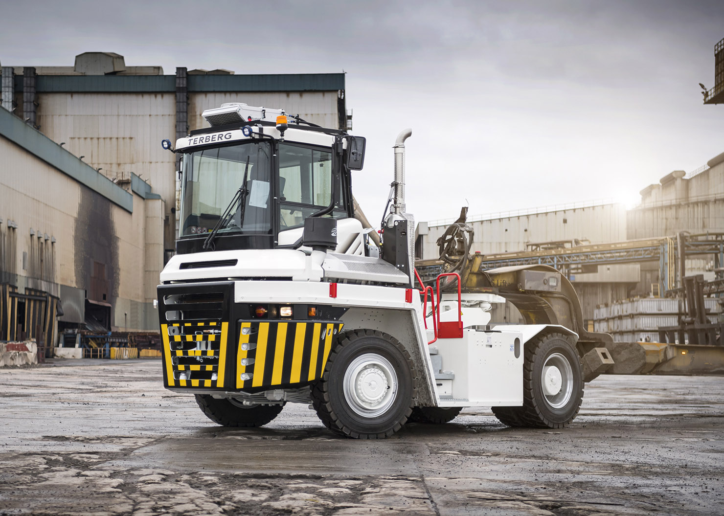 heavy-duty-terminal-tractor