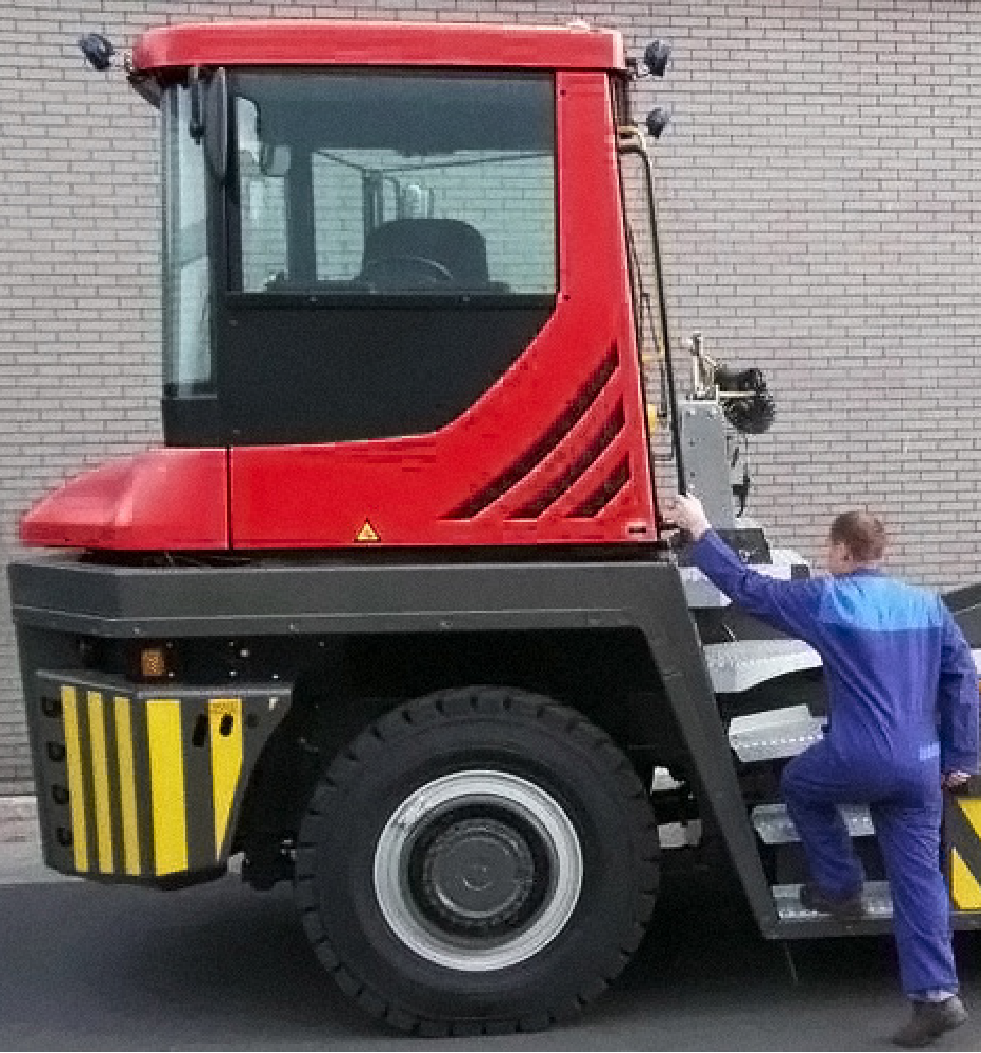 heavy-duty-terminal-tractor